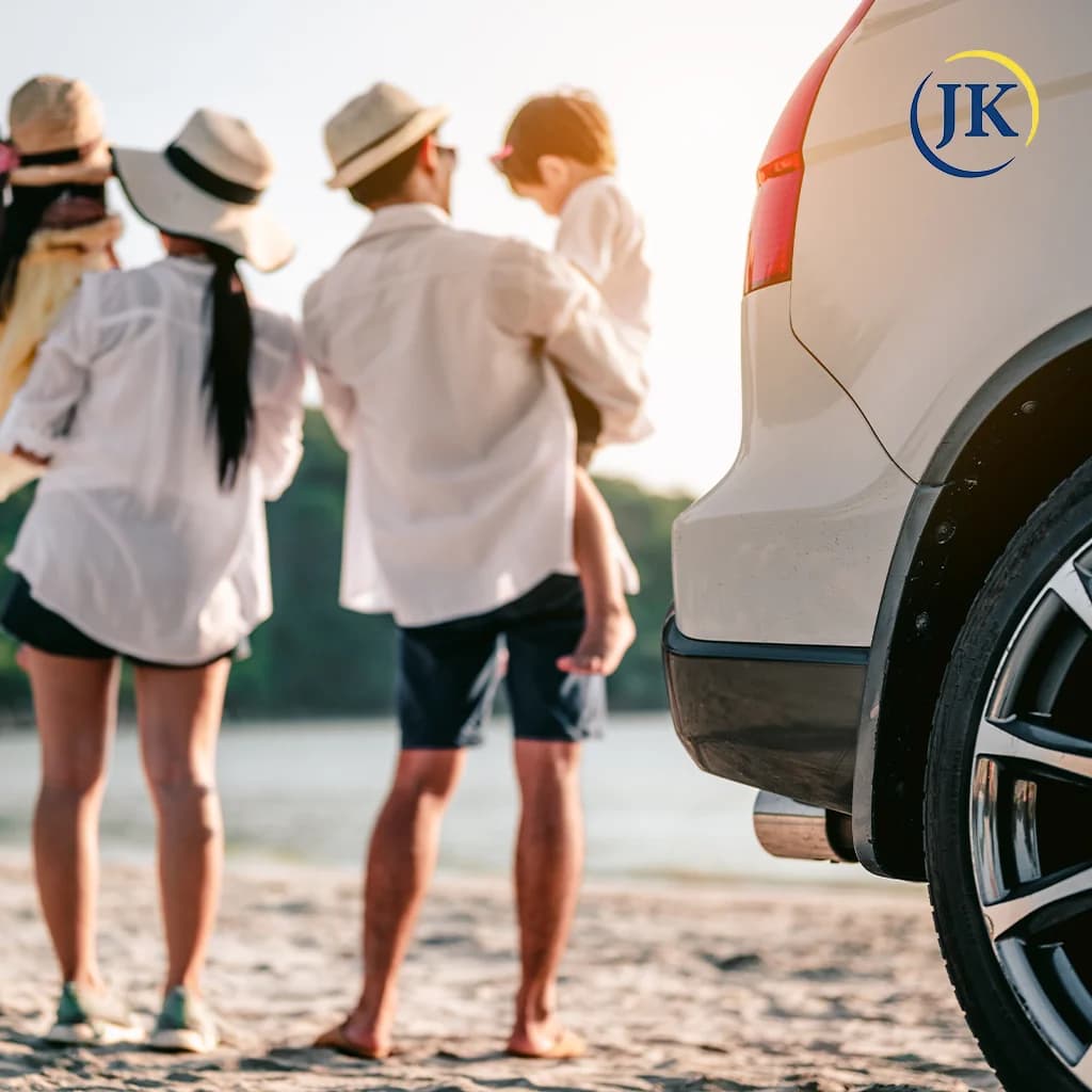 Καλοκαιρινό δημιουργικό της JK Tours με οικογένεια δίπλα σε αυτοκίνητο και λογότυπο JK